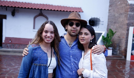  Marijó Pillado, Juan Pablo Payán y Valeria Flores.