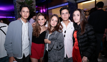  Santiago, Camila, María, Sebastián, Andrés y Sofía.