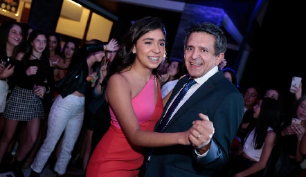  Sofía bailando con su papá.