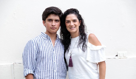  Chus con su mamá Daniela Gutiérrez.