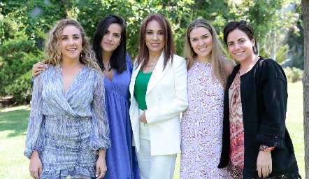  Mary Susy Ciuffardi, Nina Galarza, Lorena Herrera, Anasty Cano y Katia Galarza.