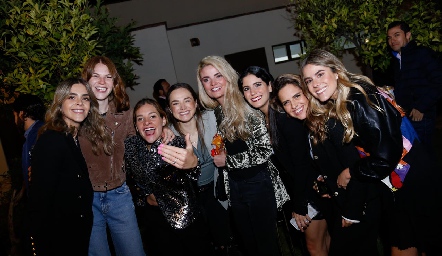  Bárbara Mahbub, Greta Pairo, Bety Hernández, Nabil Sáenz, María Lorca, Maribel Rodríguez, Macarena Gómez y Jocelyn Córdova.