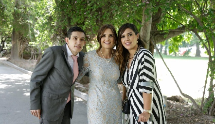  Alejandra Martínez Abaroa con sus hijos Germán y Arantza Herrera.