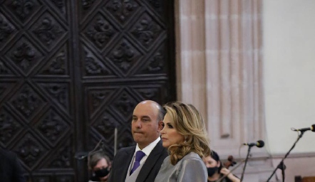  Roberto Alcalde y Bertha Barragán de  Alcalde, papás del novio.