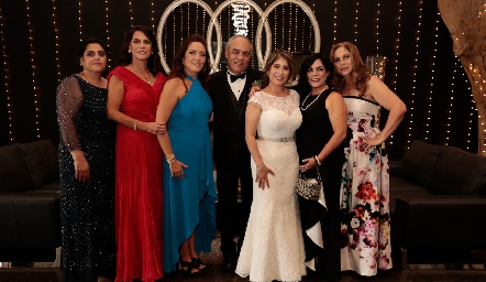  Aida e Hilario con las hermanas del novio, Raquel, Claudia, Yolanda y Alba Altamirano.