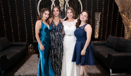  Aida con sus hijas María José, Carolina y Arantza Bonifacio.