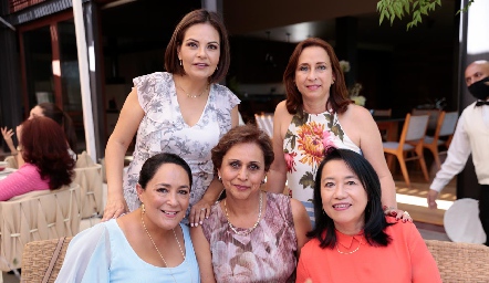  Kikis Fernández, Carmen Bravo, Laura de Bravo, Cosuelo Toulet y Diana Iwadare.