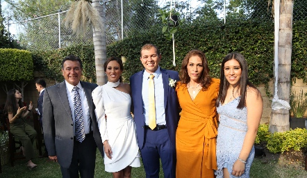  Rafael Landa y Josefina Carlín con los recién casados.