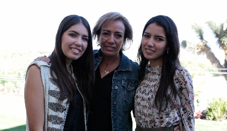  Karina, Karina y María Alcalde.