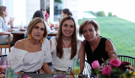  Silvia Aguilar, Grace Alcalde y Karina de Alcalde.