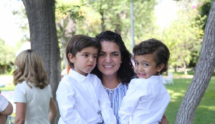Ana Sofía con sus hijos José María y Santiago.