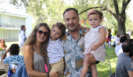  Eduardo, Priscila, Tomás y Emma Ramos.