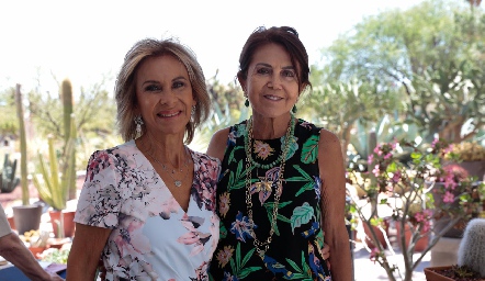  Gloria Estrada y Lourdes Bustos.