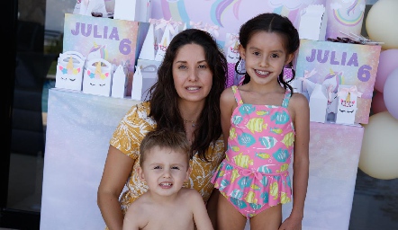  Ale Díaz Infante con sus hijos, Juan Carlos y Julia.
