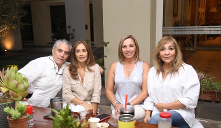  Gerardo Serrano, Mónica Gaviño, Bety Lavín y Cristina Córdova.