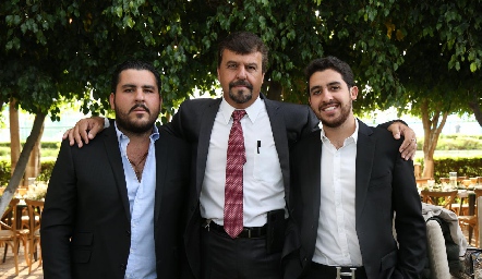  Héctor Gómez con sus hijos Emilio y Max.