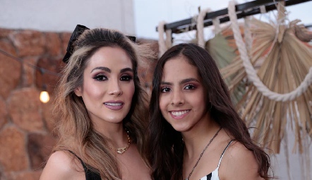  Paulina Flores y Regina Zarate.