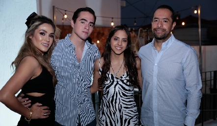  Paulina Flores, Adrián, Regina y Víctor Zarate.