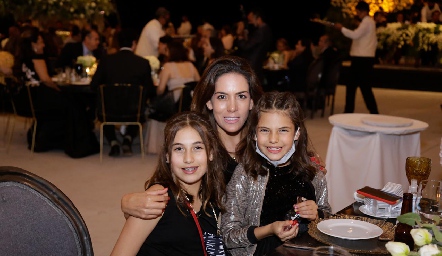  María José Torres con sus hijas.