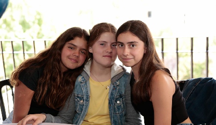 Yezmín, Emilia y Nuria.