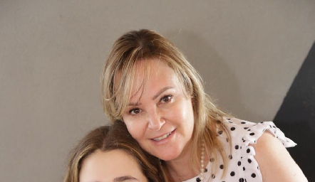  Cynthia de Luna con su mamá Ingrid Pérez.