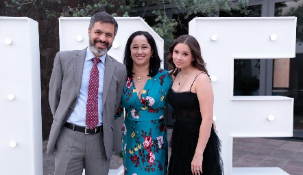  Gustavo Flores, Beatriz Álvarez y Mariana Flores.