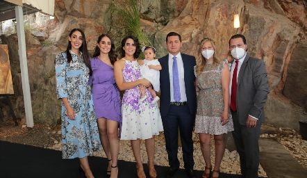  Macarena con sus papás Nacho Puente y Paola Hernández y sus padrinos.