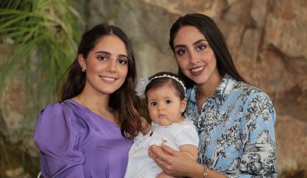 Macarena con sus madrinas Valentina y Ana Sofía Hernández.