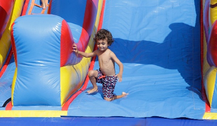  Pool party.