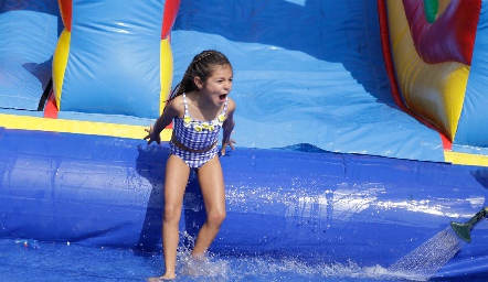  Pool party.