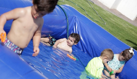  Pool party.