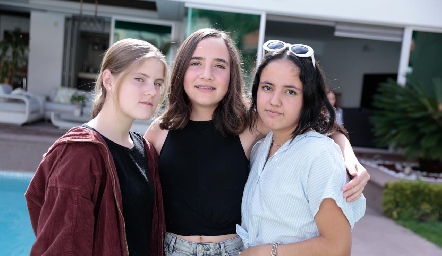  Emilia, Cristy y Fátima.