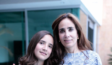  Cristy con su mamá Cristina Chevaile.