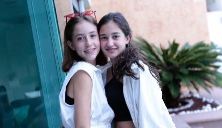  Camila y Natalia.