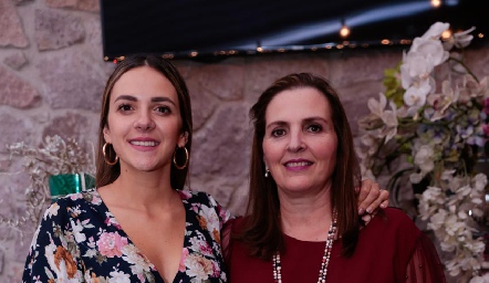  Paola con su mamá Gabriela Gómez.
