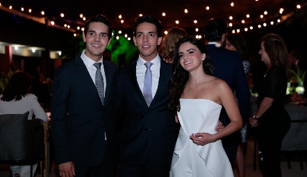  Mauricio Tobías, Diego Tobías y Adriana Olmos.