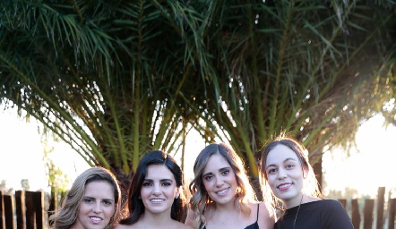  Macarena Gómez, Adriana Olmos, Sofía Ascanio y Fernanda Torres.