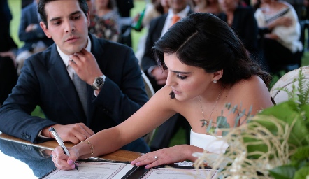  Adriana firmando el acta de matrimonio.