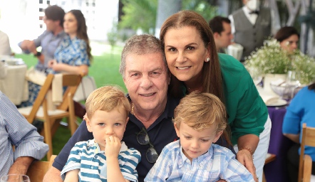  Juan Carlos y Raquel Valladares con sus nietos.