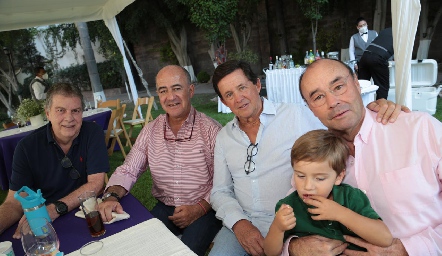  Juan Carlos Valladares, Rafael Olmos, Carlos López, Fernando López y el pequeño Ale.