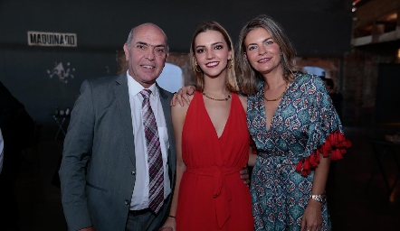  Caly Hinojosa y Francine Coulon con su hija Francesca.