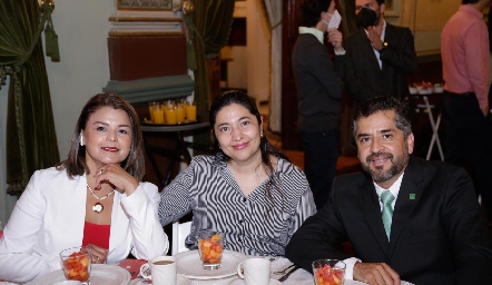  Fernanda López, Carmen Cuevas y Neil Castro.