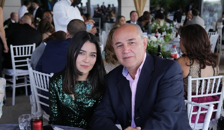  Natalia Machinena Torres con su papá Juan Carlos Machinena.