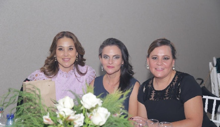  Adriana Chávez, Jackie Williams y Liz Muñoz.