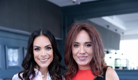  Ana Laura Rodríguez con su suegra Lorena Herrera.