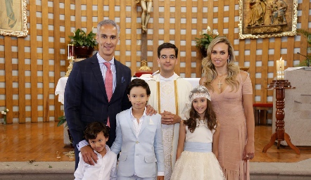  Oscar Estrada, Marcela Rubio, Oscar, Marcelo y Silvana Estrada con el padre.