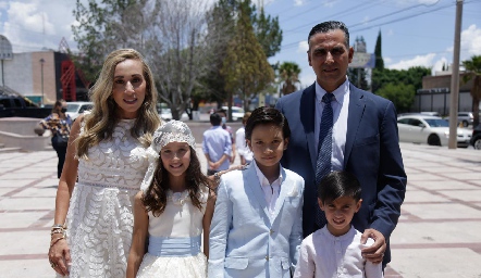  Gaby Rubio y Gilberto Enríquez con sus ahijados.