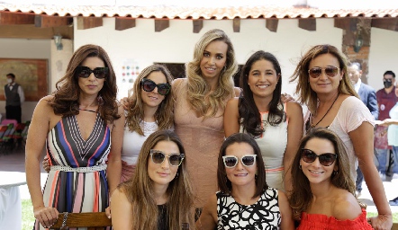  Marcela Rubio con sus amigas.