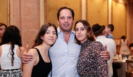  Jorge Morales con sus hijas Ale y Fer.