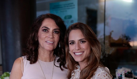  Raquel Altamirano con su hija Pau Aguirre.
